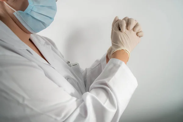 Doktor hastanede eldiven takıyor..