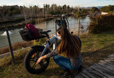 Parkta bisikleti tamir eden kız..