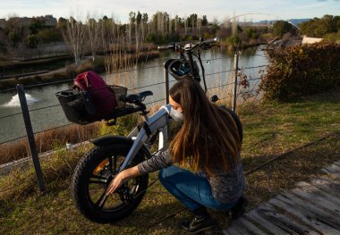 Parkta bisikleti tamir eden kız..