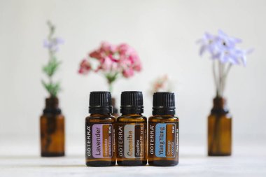 Piramit Tepesi, Victoria Avustralya - 18 Ağustos 2021: Çeşitli Doterra esaslı yağların seçilmesi taze çiçekler ve manzara resmi ile sergilenecek