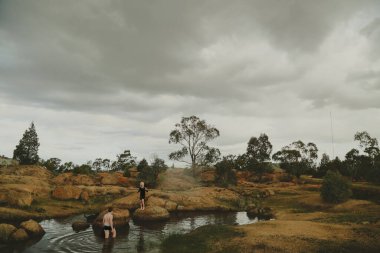Avustralya 'da sakin bir su birikintisinde oynayan iki çocuk.