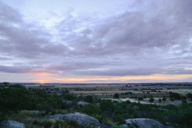 Piramit Tepesi, Victoria Avustralya. Çevredeki manzaraya bak. Victoria 'nın merkezinde küçük bir dağ manzarası.