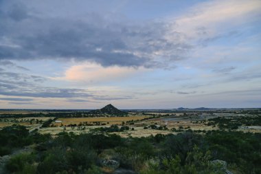 Piramit Tepesi, Victoria Avustralya. Çevredeki manzaraya bak. Victoria 'nın merkezinde küçük bir dağ manzarası.