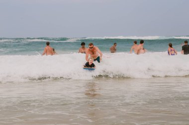 Newcastle, New South Wales Australia - 14 Kasım 2016: Yaz günü Nobby 'nin plajında aile zamanı