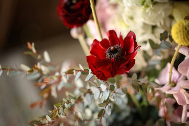 Bir demet taze kesilmiş kır çiçeğinin yakın plan görüntüsü