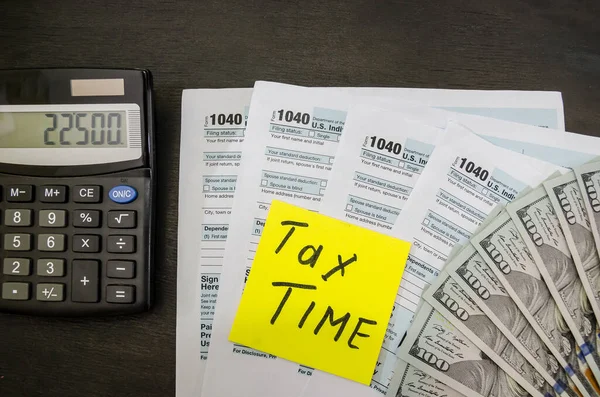 Formularze Podatkowe 1040 Dolarami Kalkulatorem Koncepcja Czasu Podatkowego Dokument Finansowy — Zdjęcie stockowe