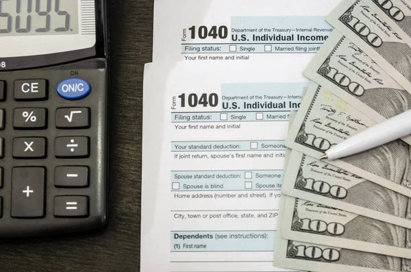 Steuerformulare 1040 Dollar Notizblock Taschenrechner Und Stift Finanzdokument Steuerkonzept — Stockfoto