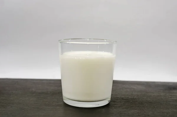 Glas Melk Een Zwarte Houten Tafel — Stockfoto