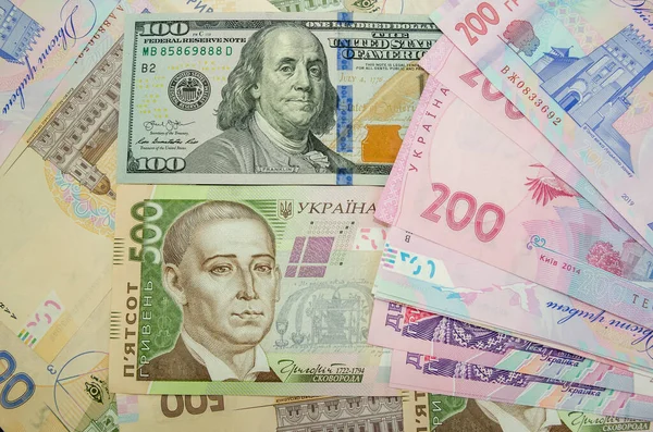 Concepto Relación Monetaria Billete 100 Dólares Billete 500 Hryvnia Primer — Foto de Stock