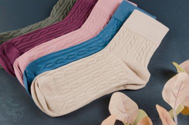 Koyu tahta arka planda farklı renkte kadın çorapları. Bir sürü çorap..