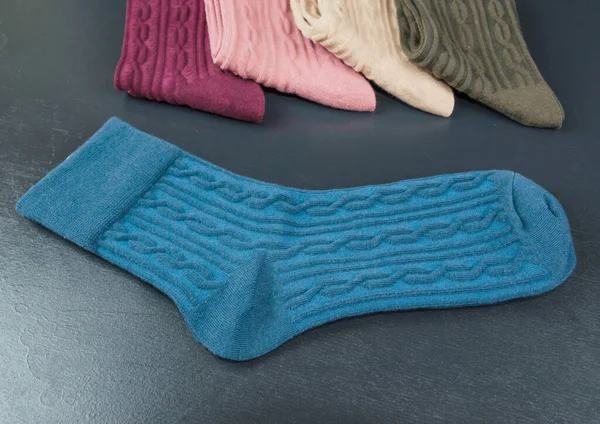 Různé Barevné Dámské Ponožky Tmavém Dřevěném Pozadí Spousta Ponožek — Stock fotografie