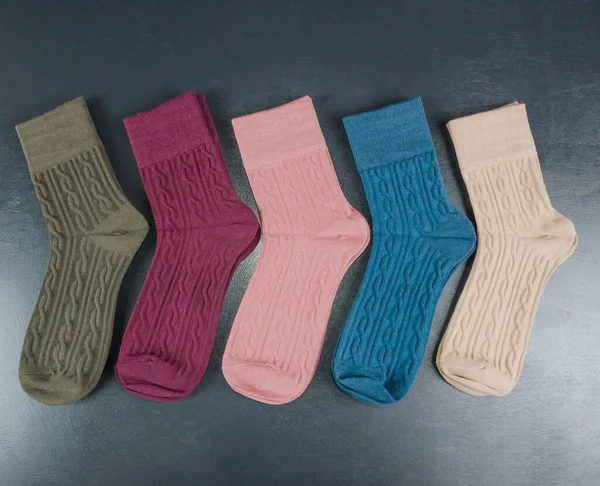Různé Barevné Dámské Ponožky Tmavém Dřevěném Pozadí Spousta Ponožek — Stock fotografie