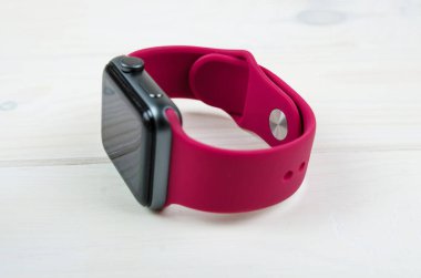 Beyaz arka planda modern akıllı saat. Mor kadın akıllı saat yakın plan..