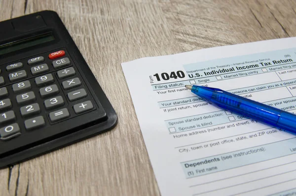 Φορολογικά Έντυπα 1040 Αριθμομηχανή Και Στυλό Ξύλινο Τραπέζι Δημοσιονομικό Έγγραφο — Φωτογραφία Αρχείου