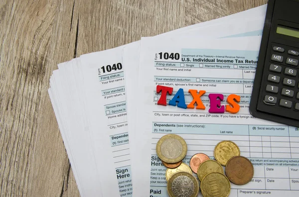 Φορολογικά Έντυπα 1040 Αριθμομηχανή Ξύλινο Τραπέζι Δημοσιονομικό Έγγραφο — Φωτογραφία Αρχείου