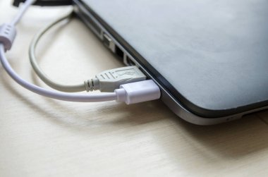 USB Tip-C adaptörlü USB kablosu ve SD kartı olan bir laptop. Laptop için C tipi konektörün altındaki USB adaptörü. Çok farklı portları olan bir bilgisayar için çok portlu istasyon. İnbot Dönüştürücü.