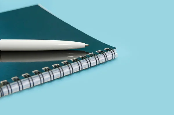 Черный Блокнот Белая Ручка Изолированы Синем Фоне Крупный План — стоковое фото
