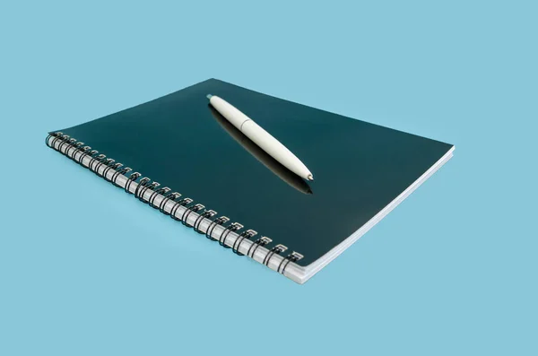 Cuaderno Negro Pluma Blanca Aislados Sobre Fondo Azul — Foto de Stock