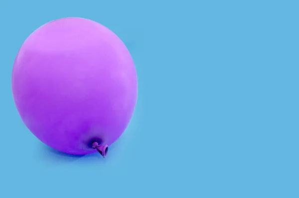 Paarse Luchtballon Geïsoleerd Blauwe Achtergrond Kopieerruimte — Stockfoto