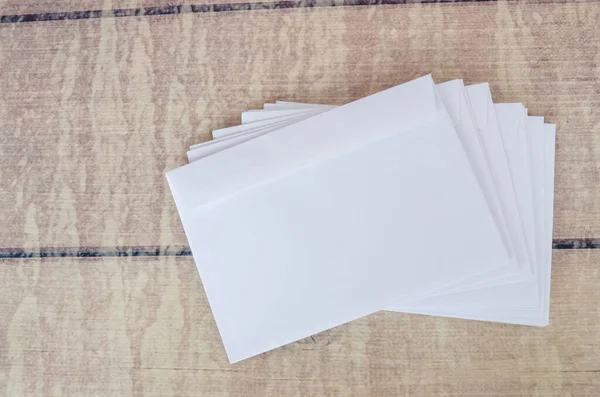 Muitos Envelopes Brancos Branco Uma Mesa Madeira — Fotografia de Stock
