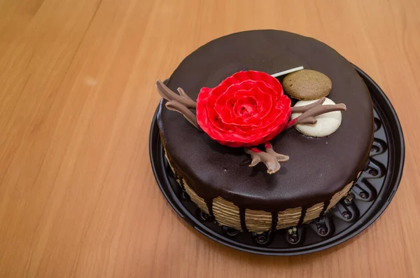 Cokelat Kue Ulang Tahun Atas Meja Kayu — Stok Foto