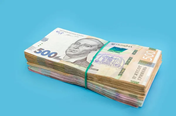 Stapel Met 500 Hryvnia Een Blauwe Achtergrond Oekraïense Geld Geïsoleerd — Stockfoto