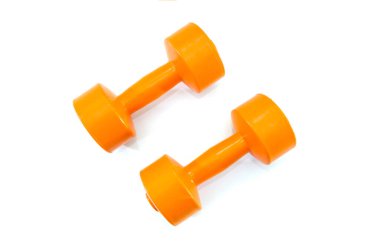 Beyaz arka planda iki turuncu dambıl..