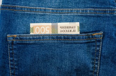 Kot pantolonun cebinde 500 Hryvnia. Yakın plan..