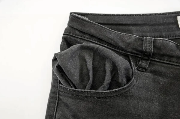 紧贴着一个黑色牛仔裤的空口袋 — 图库照片