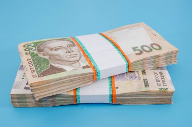 Mavi arka planda iki deste Hryvnia. İçinde 500 Hryvnia olan bir yığın. Çok para. Yakın plan..
