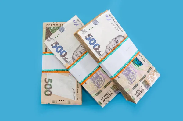 Drie Bundels Hryvnia Een Blauwe Achtergrond Een Stapel Met 500 — Stockfoto