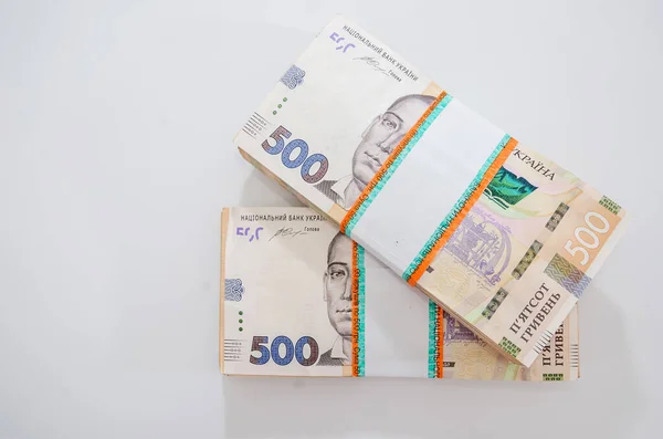 Beyaz arka planda iki paket Ukrayna Hryvnia 'sı.
