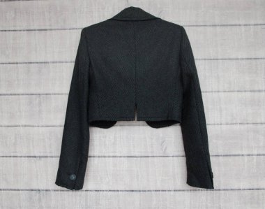 Ahşap bir arka planda kadın gri ceketi. Arka plan.