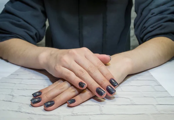 Elegante Manicure Femminile Alla Moda Belle Mani Una Giovane Donna — Foto Stock