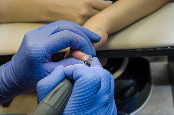 Tratamento Unhas Moagem Polimento Salão Beleza Close Mãos Mestre Esteticista — Fotografia de Stock