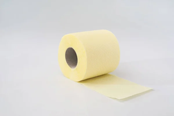 Rolo Amarelo Papel Higiênico Sobre Fundo Branco — Fotografia de Stock