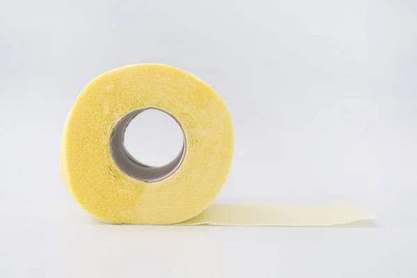 Rolo Amarelo Papel Higiênico Sobre Fundo Branco — Fotografia de Stock