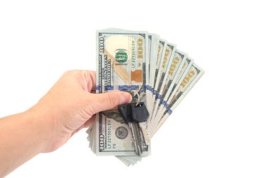 Dolarlar ve anahtarlar elinde. Beyazda izole edilmiş.