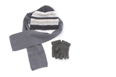 Beyaz arka planda izole edilmiş kışlık şapka, eldiven ve eşarp.