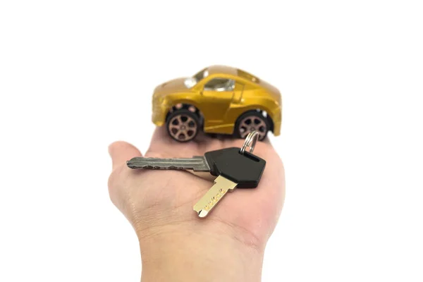 女性手持白色背景的钥匙和微型汽车模型 汽车采购 — 图库照片