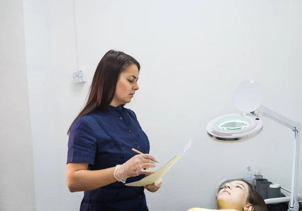 Mestre Cliente Salão Durante Procedimento Maquiagem Permanente Sobrancelha Mestre Com — Fotografia de Stock