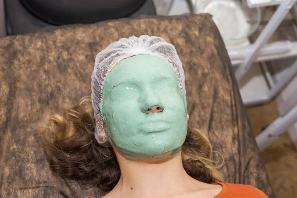 Une Fille Avec Masque Laisse Soins Cosmétiques Pour Peau Fille — Photo