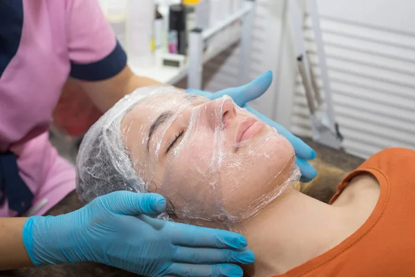 Conceito Esteticista Mãos Cosmetologista Colocam Filme Rosto Uma Mulher Anestesia — Fotografia de Stock