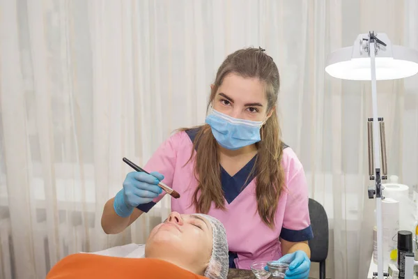 Positieve Jonge Vrouw Liggend Met Gesloten Ogen Schoonheidsspecialiste Brengt Een — Stockfoto