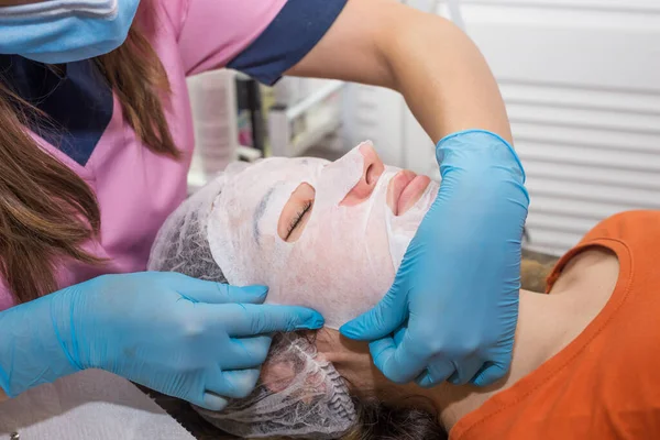 Cuidados Cosméticos Com Pele Mulher Salão Beleza Durante Procedimento Cuidados — Fotografia de Stock