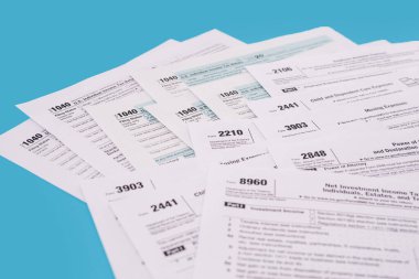 Vergi konsepti. Birçok farklı Amerikan vergi formu. Nisan 'da doldurulması gereken 1040 form. Vergi zamanı