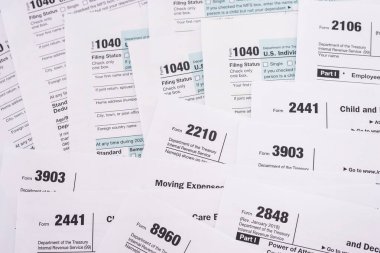 Vergi konsepti. Birçok farklı Amerikan vergi formu. Nisan 'da doldurulması gereken 1040 form. Vergi zamanı