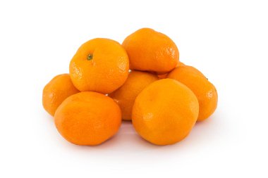 Beyaz arka planda izole edilmiş olgun turunçgil mandalinaları. Bir yığın mandalina..