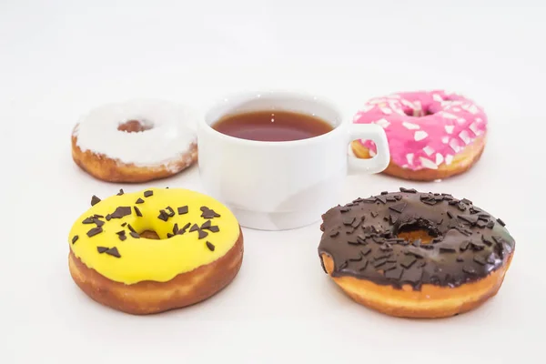 Kopje Thee Traditionele Amerikaanse Donuts Met Chocolade Roze Geel Witte — Stockfoto