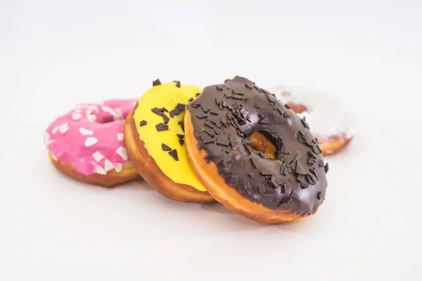 Vier Traditionelle Amerikanische Donuts Mit Schokolade Rosa Gelben Weißen Glasuren — Stockfoto